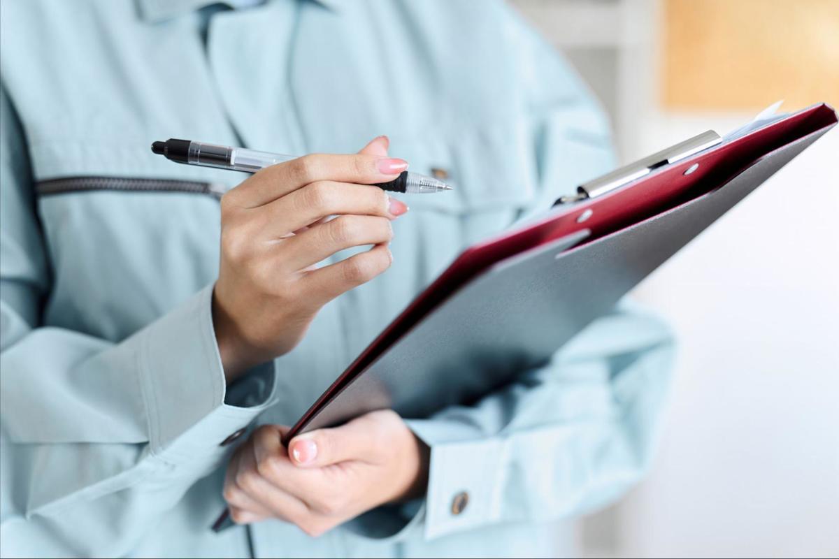 Expert noteert vaststellingen tijdens een professionele plaatsbeschrijving bij aanvang of einde van een huur